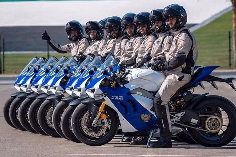 Là thủ đô của Các Tiểu Vương Quốc Ả Rập Thống nhất (UAE), Abu Dhabi dường như không hề muốn thua kém thành phố láng giềng Dubai về độ chơi của dàn xe cảnh sát. Với Ducati Panigale V4 R cho cảnh sát Abu Dhabi, các biker tại Abu Dhabi nên suy nghĩ kỹ trước khi vi phạm luật giao thông và có ý định chạy trốn cảnh sát.