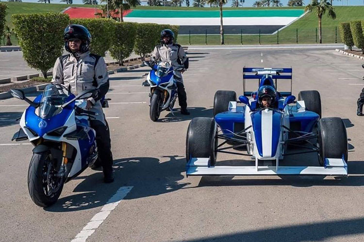 Không chỉ đơn thuần là một mẫu xe đua WSBK bản thương mại, Panigale V4 R còn sở hữu thiết kế lấy cảm hứng trực tiếp từ xe đua MotoGP. Cụ thể, cánh gió hai bên làm từ vật liệu carbon tương tự như thiết kế trên chiếc Desmosedici GP16 của Ducati ở MotoGP 2016.