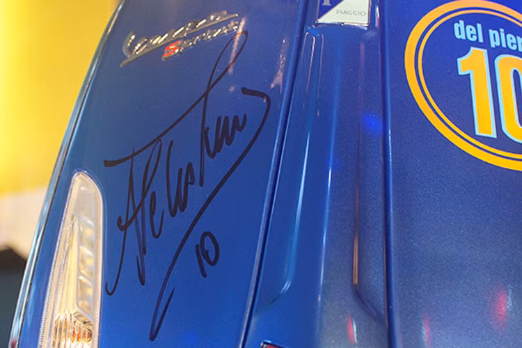 Ngay trong sự kiện, Piero đã trực tiếp ký tên lên phiên bản đặc biệt này bằng loại mực không phai lên chiếc xe "có một không hai".