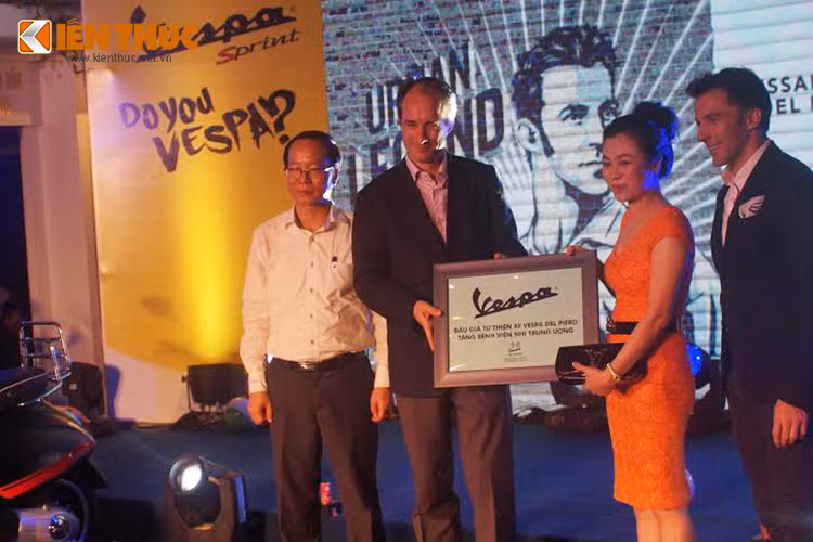 Được biết, toàn bộ số tiền đấu giá và ủng hộ trong chương trình này sẽ được chuyển tới quỹ “Vespa for children” dành tặng những bệnh nhi phải thay thận tại Viện Nhi Trung Ương. 