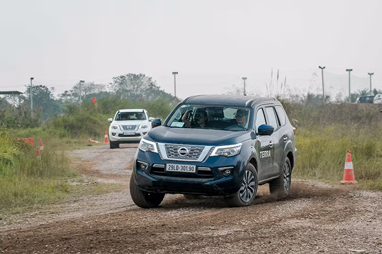 Khả năng off-road của Nissan Terra không chỉ đến từ động cơ, hộp số, hệ thống treo mà còn từ các công nghệ hiện đại khác. Đó là hệ dẫn động bốn bánh với 3 chế độ: 1 cầu, 2 cầu nhanh và 2 cầu chậm, phục vụ trọn vẹn mọi nhu cầu đi phố, đi đường trường và off-road. Nissan Terra còn sở hữu khóa vi sai cầu sau điều khiển điện giúp cân bằng lực kéo của hai bánh sau, tạo ra độ bám tốt nhất trong những tình huống khó khăn nhất.
