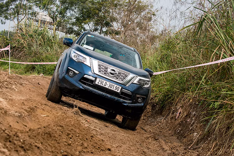 Hệ thống Phanh chủ động hạn chế trượt bánh (ABLS) sẽ kích hoạt phanh ở bánh bị trượt nhằm truyền lực kéo đến các bánh còn lực bám, giúp xe vượt bùn lầy dễ dàng. Khoảng sáng gầm xe 225 mm, góc tới 32,3 độ, góc thoát 26,6 độ cùng khả năng lội nước sâu 450 mm là những mảnh ghép cuối cùng hoàn thiện khả năng off-road tuyệt vời của Nissan Terra.