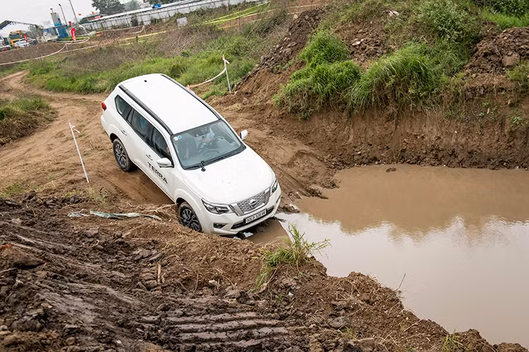 Mức giá xe Nissan Terra mới với 3 phiên bản đang bán ra tại thị trường Việt Nam cụ thể như sau: bản 2WD 6MT có giá 988 triệu đồng, 2WD 7AT 1,026 tỷ đồng và 4WD 7AT giá 1,226 tỷ đồng. Và với 8 màu ngoại thất (nâu, trắng, bạch kim, vàng, titan, đỏ, đen ngọc trai và xanh) hiện đại và hàng loạt công nghệ hữu ích, Nissan Terra là mẫu xe đầy hứa hẹn trong phân khúc SUV 7 chỗ khung gầm rời.