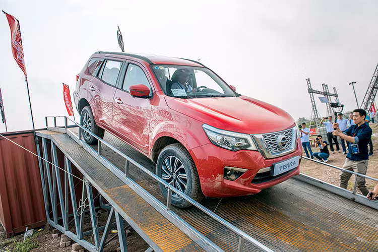 Cụ thể, những bài thử nghiệm này sẽ chứng minh hiệu quả của những hệ thống hỗ trợ người lái cùng độ ổn định và khả năng địa hình của chiếc xe. Có tổng cộng 5 bài thi khác nhau đã được tổ chức, giữa các bài là những cung đường mòn khá gồ ghề. Với điều kiện thử nghiệm được thiết kế đa dạng, khách hàng quan tâm tới Terra sẽ tự có được những đánh giá chuẩn xác nhất về mẫu xe này.