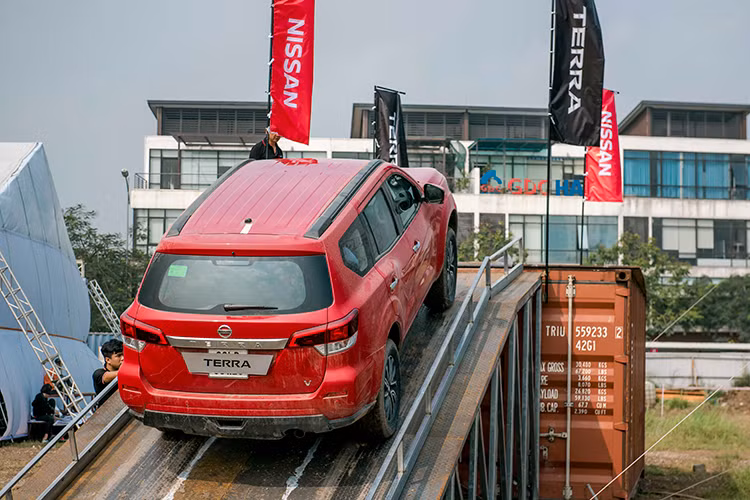 Mẫu xe SUV Nissan Terra mới được trang bị động cơ xăng 4 xy-lanh dung tích 2.5 lít, sản sinh công suất tối đa 169 mã lực và lực mô-men xoắn cực đại 241 Nm. Động cơ này không chỉ mạnh mẽ mà còn rất tiết kiệm nhiên liệu với mức tiêu thụ xăng chỉ 9,28 lít/100 km đường hỗn hợp, một mức tiêu thụ rất tốt trong phân khúc SUV 7 chỗ. 