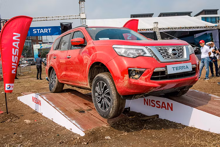 Động cơ mạnh mẽ kết hợp với hộp số tự động 7 cấp mang lại trải nghiệm êm ái và mượt mà ở mọi dải tốc độ, dù là di chuyển chậm trong phố hay chạy ở vận tốc 120 km/h trên cao tốc. Đặc biệt, hộp số 7 cấp của Nissan Terra được lập trình để mang lại lực kéo tối ưu nhất ở các cấp số 1, 2 và 3, điều khiến chiếc xe có khả năng tăng tốc từ tốc độ thấp rất tốt.