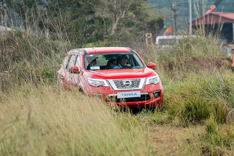 Theo đánh giá của nhiều người cầm lái tại buổi trải nghiệm “Chuyển động thông minh cùng Nissan Terra” - đây là một chiếc xe gia đình nhưng không có nghĩa rằng nó chỉ hoạt động tốt trong môi trường đô thị. Giống như đàn anh Pathfinder và người anh em bán tải Navara, Nissan Terra là một chuyên gia off-road đích thực với khả năng vận hành ấn tượng.