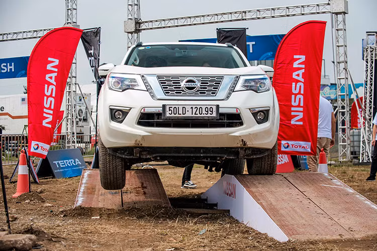 Nissan Terra cũng thừa hưởng hệ thống treo sau lò xo đa liên kết của mẫu xe bán tải Nissan Navara EL. sử dụng hệ thống treo sau lò xo 5 liên kết (five-link rear suspension) bao gồm bộ giảm chấn và xò lo được kết nối với trục cầu sau và bộ khung gầm xe. Các trang bị này giúp cho chiếc SUV mới nhà Nissan ổn định hơn trên mọi cũng đường.
