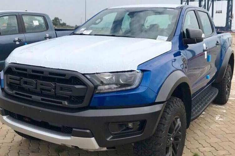 Ford cũng mang đến nhiều chế độ lái khác nhau cho Ranger Raptor 2018 như chế độ Normal, Sport, Baja hỗ trợ việc lái xe nhanh trên các địa hình xấu khi tự động đưa xe về chế độ 4H và các chế độ lái off-road cho từng địa hình cụ thể như tuyết, bùn, cát, sỏi, cỏ. Ranger Raptor được trang bị lốp địa hình BFGoodrich All-Terrain.