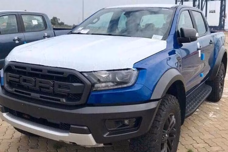 Ford cũng mang đến nhiều chế độ lái khác nhau cho Ranger Raptor 2018 như chế độ Normal, Sport, Baja hỗ trợ việc lái xe nhanh trên các địa hình xấu khi tự động đưa xe về chế độ 4H và các chế độ lái off-road cho từng địa hình cụ thể như tuyết, bùn, cát, sỏi, cỏ. Ranger Raptor được trang bị lốp địa hình BFGoodrich All-Terrain.