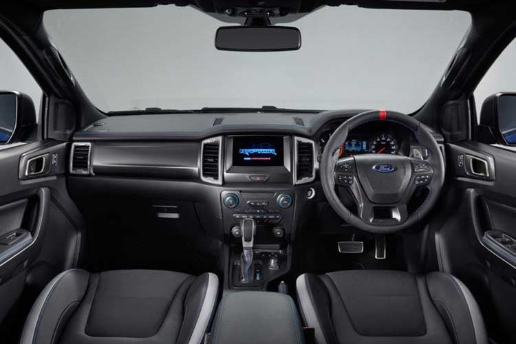 Bên trong, Raptor trang bị ghế tích hợp sưởi, vô-lăng bọc da, điều hòa tự động màn hình cảm ứng 8-inch tích hợp hệ thống SYNC 3, định vị dẫn đường vệ tinh... Các trang bị an toàn có trên Ford Ranger Raptor mới về Việt Nam bao gồm hệ thống chống bó cứng phanh ABS, hệ thống phân phối lực phanh điện tử EBD, hệ thống cân bằng điện tử ESP hay camera lùi tích hợp cảm biến cảnh báo.