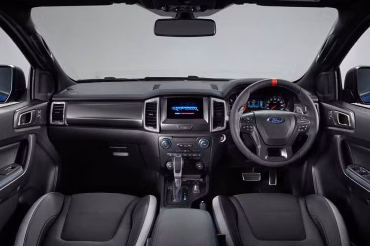 Bên trong, Raptor trang bị ghế tích hợp sưởi, vô-lăng bọc da, điều hòa tự động màn hình cảm ứng 8-inch tích hợp hệ thống SYNC 3, định vị dẫn đường vệ tinh... Các trang bị an toàn có trên Ford Ranger Raptor mới về Việt Nam bao gồm hệ thống chống bó cứng phanh ABS, hệ thống phân phối lực phanh điện tử EBD, hệ thống cân bằng điện tử ESP hay camera lùi tích hợp cảm biến cảnh báo.