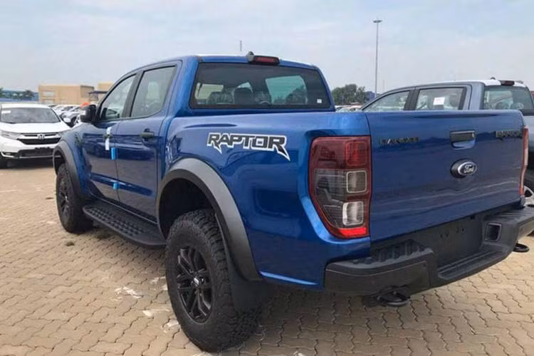Ford Ranger Raptor mới bất ngờ xuất hiện tại cảng TP HCM mang ngoại thất màu xanh dương đặc trưng. Xe được nhập khẩu trực tiếp từ Thái Lan. Hiện tại, một số đại lý của Ford đã bắt đầu nhận đặt cọc Ranger Raptor 2018 với giá tạm tính cho khách hàng là 1,2 tỷ đồng.