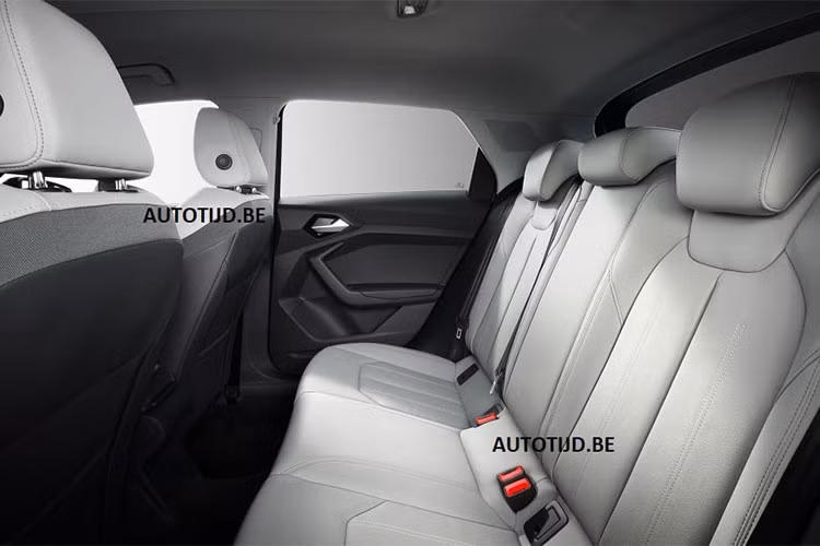 Xe sở hữu chiều dài tổng thể 4.030 mm, rộng 1.740 mm và cao 1.410 mm. So với thế hệ cũ, Audi A1 2019 không tăng nhiều về mặt kích thước. Thế nhưng, khoang hành lý của mẫu xe hatchback này vẫn được cải thiện đáng kể về thể tích, cụ thể là tăng 65 lít lên 334 lít nếu hàng ghế sau dựng thẳng đứng. Con số tương ứng khi hàng ghế sau gập xuống là 1.090 lít