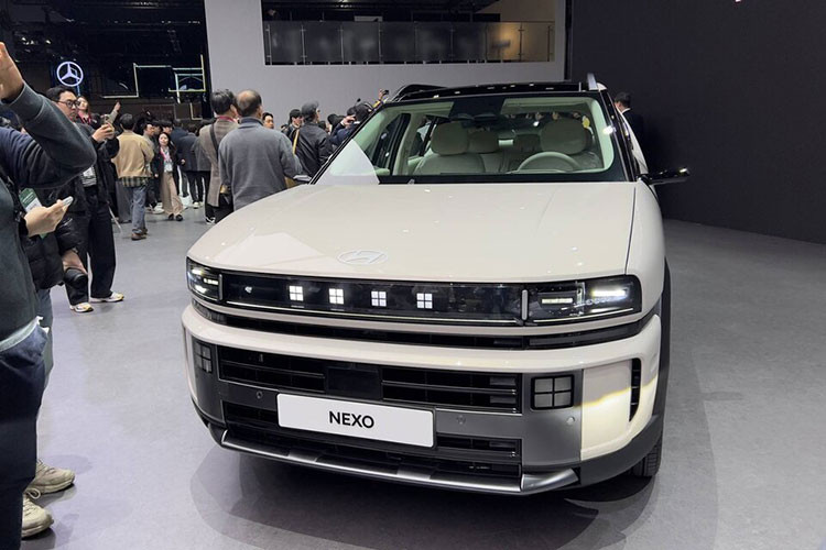 Phần đầu xe nổi bật với cụm đèn LED mang tên “HTWO”, mỗi bên gồm bốn điểm sáng đặc trưng. Với thiết kế cao ráo, mạnh mẽ, kết hợp các chi tiết như ốp vòm bánh xe màu đen tương phản, Nexo 2026 dễ dàng được phân biệt với những mẫu xe khác trong danh mục sản phẩm của Hyundai.