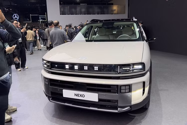 Phần đầu xe nổi bật với cụm đèn LED mang tên “HTWO”, mỗi bên gồm bốn điểm sáng đặc trưng. Với thiết kế cao ráo, mạnh mẽ, kết hợp các chi tiết như ốp vòm bánh xe màu đen tương phản, Nexo 2026 dễ dàng được phân biệt với những mẫu xe khác trong danh mục sản phẩm của Hyundai.