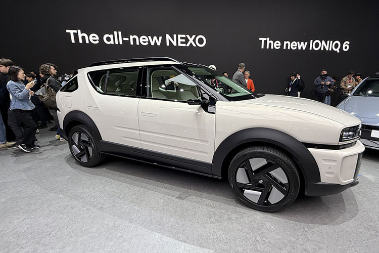 Hyundai Nexo 2026 còn có sạc không dây kép cho điện thoại, kết nối Apple CarPlay và Android Auto không dây. Gương chiếu hậu kỹ thuật số cũng là một tùy chọn bổ sung giúp tăng tính tiện lợi cho người lái.