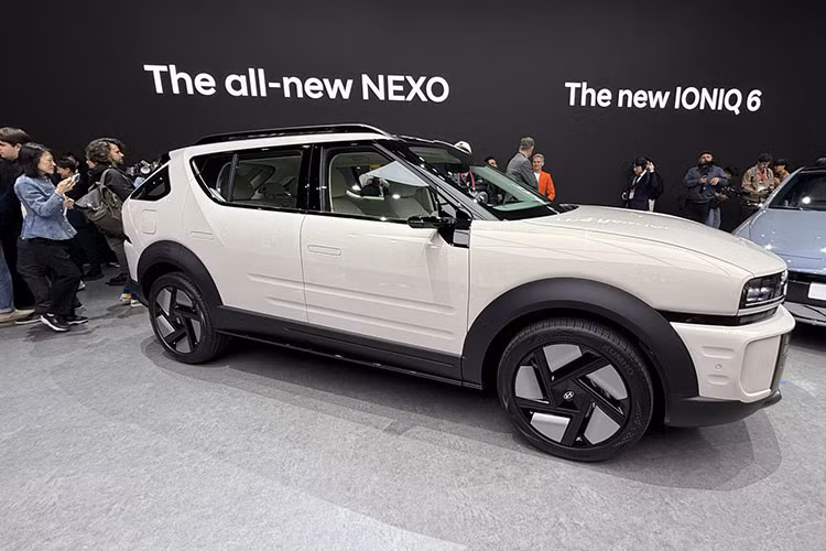 Hyundai Nexo 2026 còn có sạc không dây kép cho điện thoại, kết nối Apple CarPlay và Android Auto không dây. Gương chiếu hậu kỹ thuật số cũng là một tùy chọn bổ sung giúp tăng tính tiện lợi cho người lái.