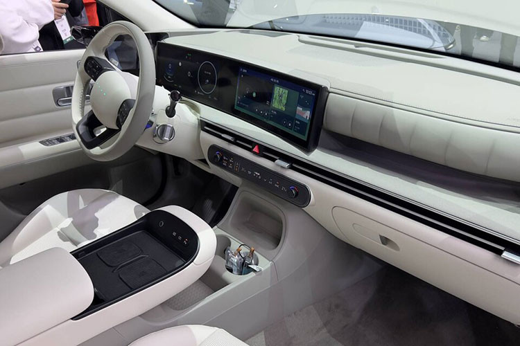 Về nội thất, bên trong khoang cabin của Hyundai Nexo 2026 vẫn giữ được sự tinh tế và sang trọng khi kết hợp nhiều chi tiết quen thuộc từ các mẫu SUV như Santa Fe và Palisade. Xe sở hữu cụm đồng hồ kỹ thuật số 12,3 inch kết hợp màn hình giải trí trung tâm cũng có kích thước 12,3 inch. 