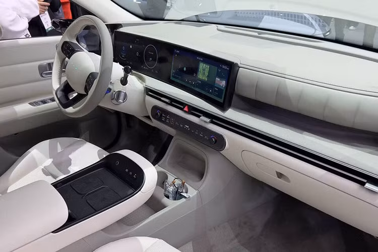 Về nội thất, bên trong khoang cabin của Hyundai Nexo 2026 vẫn giữ được sự tinh tế và sang trọng khi kết hợp nhiều chi tiết quen thuộc từ các mẫu SUV như Santa Fe và Palisade. Xe sở hữu cụm đồng hồ kỹ thuật số 12,3 inch kết hợp màn hình giải trí trung tâm cũng có kích thước 12,3 inch. 