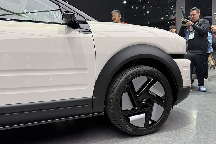 Thời gian nạp nhiên liệu cho xe chỉ mất vỏn vẹn 5 phút – một con số đầy ấn tượng so với các phương tiện sử dụng công nghệ pin truyền thống. Hyundai còn trang bị cho Nexo 2026 tính năng Vehicle-to-Load (V2L), cho phép cung cấp điện cho các thiết bị bên ngoài. Phiên bản mới này còn có tùy chọn gương chiếu hậu kỹ thuật số.