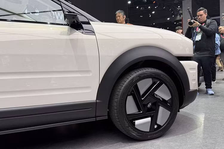 Thời gian nạp nhiên liệu cho xe chỉ mất vỏn vẹn 5 phút – một con số đầy ấn tượng so với các phương tiện sử dụng công nghệ pin truyền thống. Hyundai còn trang bị cho Nexo 2026 tính năng Vehicle-to-Load (V2L), cho phép cung cấp điện cho các thiết bị bên ngoài. Phiên bản mới này còn có tùy chọn gương chiếu hậu kỹ thuật số.