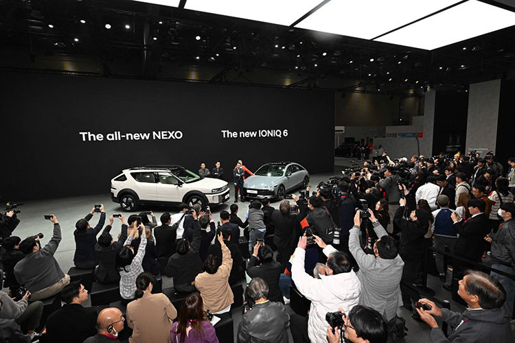 Mẫu xe SUV Hyundai Nexo 2026 được phát triển theo ngôn ngữ thiết kế “Art of Steel” (Nghệ thuật của Thép), tạo nên dáng vẻ cứng cáp, hiện đại và hoàn toàn khác biệt so với thế hệ đầu tiên vốn có phong cách mềm mại, tròn trịa hơn.