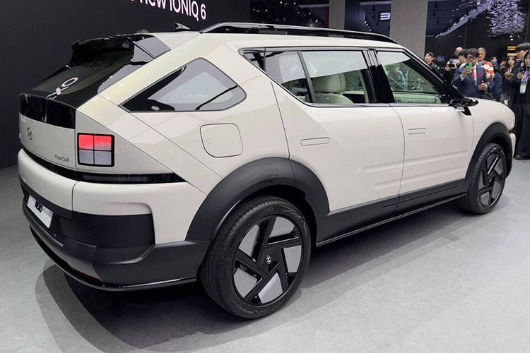 Đặc biệt, phần kính sườn được tạo hình độc đáo với cột C dày, chạy xuyên qua mặt kính và nối liền với phần cửa sau, mang lại dấu ấn thiết kế đầy lạ mắt. Không chỉ có ngoại hình nổi bật, Hyundai còn tập trung nâng cấp mạnh mẽ hệ truyền động fuel cell (pin nhiên liệu hydro) cho Nexo 2026. 