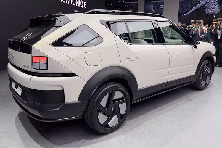 Đặc biệt, phần kính sườn được tạo hình độc đáo với cột C dày, chạy xuyên qua mặt kính và nối liền với phần cửa sau, mang lại dấu ấn thiết kế đầy lạ mắt. Không chỉ có ngoại hình nổi bật, Hyundai còn tập trung nâng cấp mạnh mẽ hệ truyền động fuel cell (pin nhiên liệu hydro) cho Nexo 2026. 