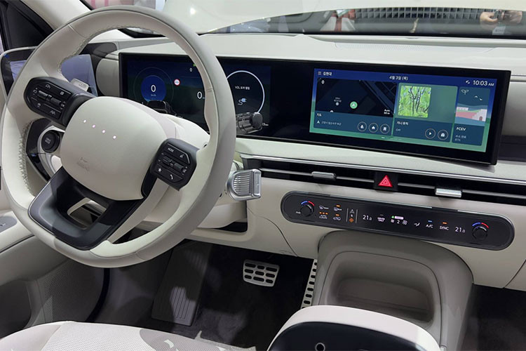 Hyundai còn trang bị thêm màn hình HUD 12 inch cùng với hệ thống âm thanh cao cấp Bang &amp; Olufsen gồm 14 loa. Một điểm đáng chú ý khác là cụm điều khiển điều hòa đã được tách riêng dưới dạng bảng cảm ứng độc lập, thay vì tích hợp chung vào màn hình trung tâm, giúp người dùng thao tác dễ dàng và trực quan hơn.