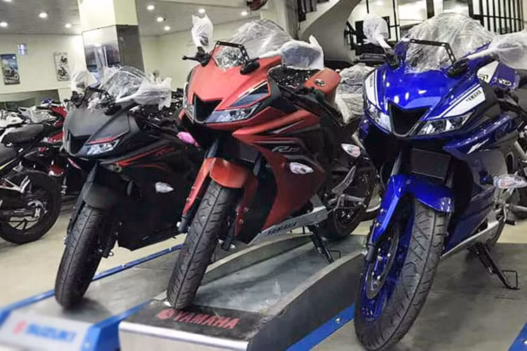 Tại thị trường Việt Nam, Yamaha R15 2017 sẽ cạnh tranh trực tiếp với Honda CBR150R và Suzuki GSX-R150. Giá bán lẻ đề xuất của mẫu xe này ở đại lý tư nhân là 115 triệu đồng. Tuy nhiên theo một nguồn tin từ Yamaha Việt Nam, R15 thế hệ mới chắc chắn sẽ được phân phối chính hãng trong năm nay nhưng chưa ấn định thời gian, với giá dự đoán chỉ khoảng 90 triệu - rẻ hơn tới 22 triệu đồng.