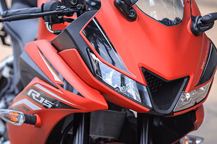 Yamaha R15 phiên bản 2017 mang khá nhiều đặc điểm thừa hưởng từ các dòng R1, R6 và R3. Ở phía trước phần đầu xe là khe hút gió nằm chính giữa theo phong cách R6, kèm theo cặp đèn pha kép được trang bị công nghệ chiếu sáng LED thế hệ mới. Không chỉ có báo xin vượt (passing), cặp đèn này còn được tích hợp thêm tính năng đèn cảnh báo.