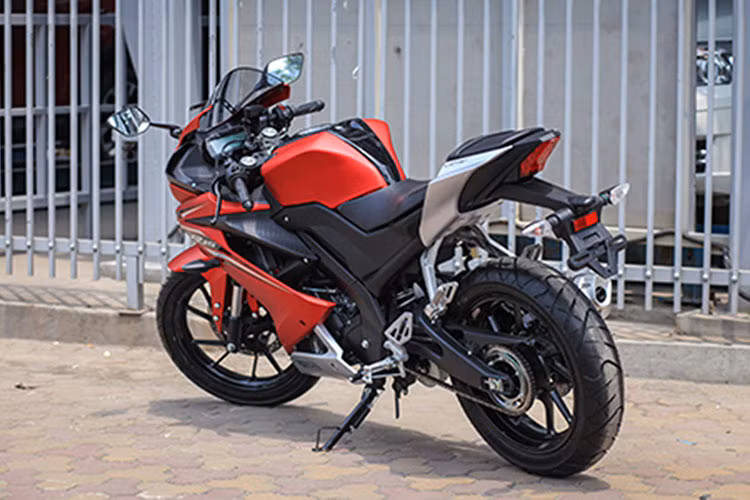 Yamaha R15 3.0 được trang bị động cơ xy-lanh đơn, làm mát bằng dung dịch, dung tích 155cc với công nghệ van biến thiên VVA kết hợp với hộp số 6 cấp li hợp trượt, côn tay tạo ra công suất tối đa 19,31 mã lực và mô-men xoắn cực đại 14,7Nm. Xe đi kèm với 3 tùy chọn màu sơn là xanh dương Racing Blue, đen nhám Matte Black và đỏ nhám Matte Red.