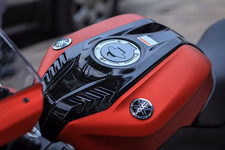 Bình xăng của R15 thế hệ mới được thiết kế khá giống R3 khi tách làm 3 phần theo chiều dọc, trong khi đó những "mang" trên bình xăng lại lấy cảm hứng từ R1 và R6. Chảng 3 trên của xe có dạng đục lỗ khá giống R1, cùng với cặp tay lái clip-on có chiều cao lớn, khiến R15 vẫn giữ được sự "thân thiện" với các tay lái mới.