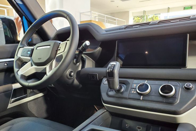 SUV Land Rover Defender thế hệ mới của Đặng Lê Nguyên Vũ mới mua có hai lựa chọn động cơ là P300 và P400 MHEV. Trong đó, động cơ P300 4 xi-lanh dùng tăng áp cuộn đôi, dung tích 2.0 lít, sản sinh công suất tối đa 300 mã lực, cho phép chiếc xe này đua nước rút từ vị trí xuất phát lên 100 km/h chỉ trong thời gian 8,1 giây.