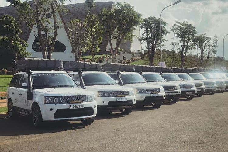 Tại Việt Nam, giá xe Land Rover Defender thế hệ mới được phân phối chính hãng với 5 phiên bản gồm 110 S, 110 SE, 110 HSE, 110 First Editon và 110 X, giá bán dao động từ 3,855 tỷ đến 6,31 tỷ đồng (chưa tính option). Được biết, ông chủ Trung Nguyên sở hữu hơn 30 chiếc xe của thương hiệu Land Rover khác nhau và là người sở hữu xe Land Rover nhiều nhất Việt Nam.