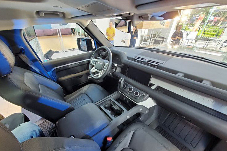 Nội thất Defender được chăm chút theo phong cách kết cấu tiếp xúc bề mặt Exposed Structural Surfaces. Các chất liệu sử dụng cho Defender bao gồm loại vải dệt Robust huyền thoại với ghế bọc da sần nhằm hạn chế khả năng rách và mòn. Phiên bản Defender X có ghế da Windsor bổ sung thêm vải dệt sợi thép cao cấp để tăng độ bền.