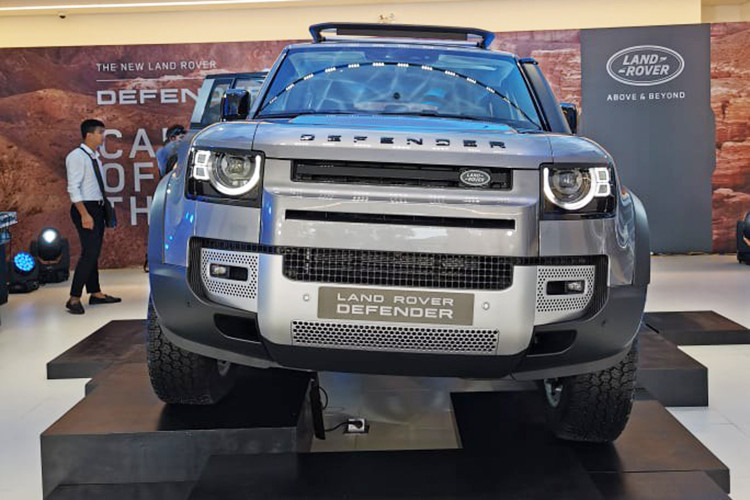 Defender đời mới sở hữu diện mạo vuông vắn, mạnh mẽ hơn trước với dáng xe thẳng đứng, các chắn bùn cơ bắp và đường vai khỏe khoắn. Xe còn có các cửa sổ Alpine tích hợp đèn trên mái, bánh xe dự phòng phía sau và cửa hậu bản lề bên. So với phiên bản cũ, Defender mới cũng cao cấp hơn hẳn với đèn pha LED mới và đèn hậu dọc mỗi bên.