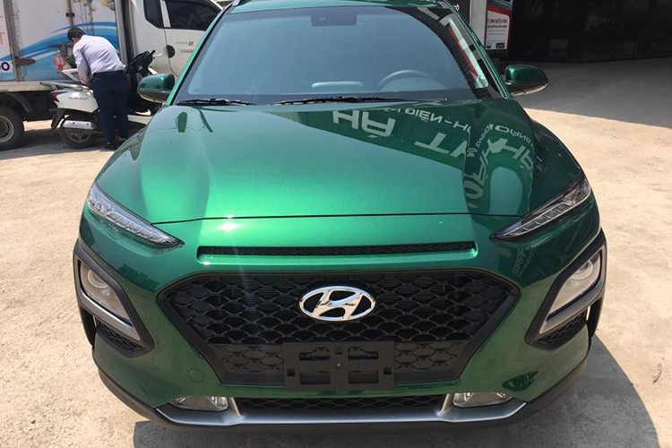 Chiếc Hyundai Kona màu độc này được sơn xanh lá cây đậm, kết hợp với bộ mâm cũng được sơn lại màu đen, giúp mẫu xe được bổ sung thêm phong cách thể thao và trẻ trung hơn nguyên bản. Màu sơn này cũng giúp chiếc xe thể hiện thêm cá tính và phong cách riêng của chủ nhân.