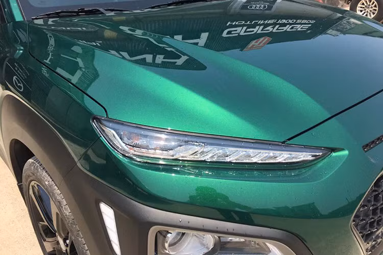 Ngoài màu sơn mới, mẫu SUV cỡ nhỏ Hyundai Kona vẫn không thay đổi so với nguyên bản. Cụ thể xe được trang bị cụm đèn chiếu sáng được thiết kế theo một phong cách mới. Đèn định vị ban ngày DRL cùng đèn báo rẽ được dời lên trên, tách biệt với cụm đèn chiếu sáng áp dụng công nghệ Bi-LED cho cả 2 chế độ pha-cos đặt ở dưới.