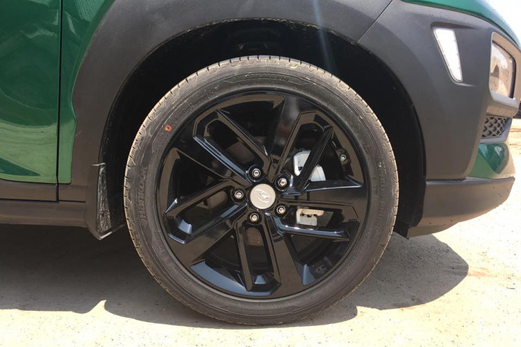 Cụm đèn hậu của xe cũng được sắp xếp độc đáo, các chi tiết như đèn phanh, đèn báo rẽ và đèn lùi... cũng mang thiết kế riêng biệt và được đặt bao quanh với lớp vỏ bảo vệ bắt đầu từ cột C. Lazang xe là loại 18 inch Diamond Cut thiết kế dạng 5 chấu kép đậm chất thể thao.