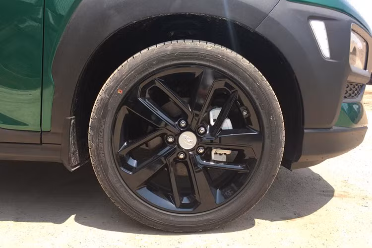 Cụm đèn hậu của xe cũng được sắp xếp độc đáo, các chi tiết như đèn phanh, đèn báo rẽ và đèn lùi... cũng mang thiết kế riêng biệt và được đặt bao quanh với lớp vỏ bảo vệ bắt đầu từ cột C. Lazang xe là loại 18 inch Diamond Cut thiết kế dạng 5 chấu kép đậm chất thể thao.