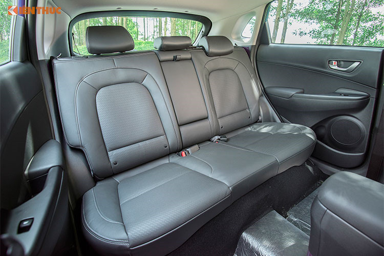 Các trang bị an toàn đáng chú ý của Hyundai Kona tại Việt Nam bao gồm: hệ thống phanh ABS/EBD/BA, hệ thống kiểm soát lực kép TCS, hệ thống cân bằng điện tử, hệ thống ổn định thân xe chống trượt..., cùng một số tính năng điện tử hỗ trợ như hệ thống hiển thị áp suất lốp, hệ thống hỗ trợ đỗ xe, cảnh báo điểm mù, hỗ trợ lên/xuống dốc...