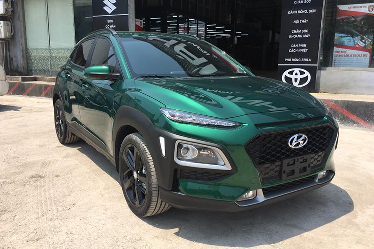 Trong bảng màu của mẫu xe SUV cỡ nhỏ Hyundai Kona tại Việt Nam chỉ có các màu sắc cơ bản như trắng, đen, đỏ,… mà không hề có các lựa chọn màu sơn trẻ trung, nổi bật như vàng, xanh lá, cam,… do vậy mà một chủ xe đã quyết định đổi màu chiếc xe của mình để thể hiện cá tính riêng.