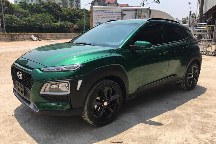 Mới đây, mẫu crossover cỡ nhỏ Hyundai Kona mới đây vừa bất ngờ được Hyundai Thành Công điều chỉnh giá bán tăng từ 20 đến 25 triệu đồng cho cả 3 phiên bản tiêu chuẩn, đặc biệt và Turbo. Tuy nhiên, giá xe tại đại lý vẫn khá bình ổn và không có biến động nhiều so với trước.