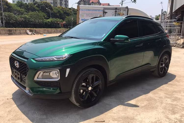 Mới đây, mẫu crossover cỡ nhỏ Hyundai Kona mới đây vừa bất ngờ được Hyundai Thành Công điều chỉnh giá bán tăng từ 20 đến 25 triệu đồng cho cả 3 phiên bản tiêu chuẩn, đặc biệt và Turbo. Tuy nhiên, giá xe tại đại lý vẫn khá bình ổn và không có biến động nhiều so với trước.
