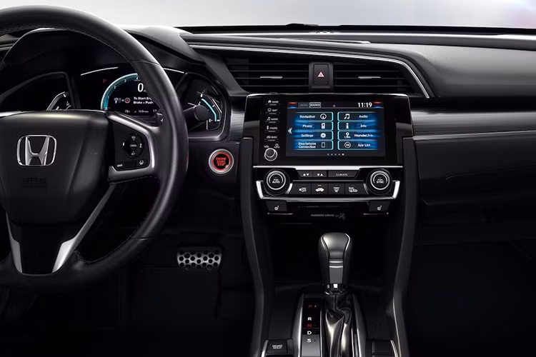 Phiên bản Honda Civic 2019 được nhập khẩu phân phối tại Indonesia sử dụng động cơ VTEC tăng áp 1.5L, có khả năng sản sinh lượng công suất 173 mã lực tại 5.500 vòng/phút và đạt mô men xoắn cực đại 220 Nm trong dải vòng tua từ 1.700 – 5.500 vòng/phút, kết hợp cùng hộp số tự động vô cấp CVT quen thuộc bấy lâu nay.