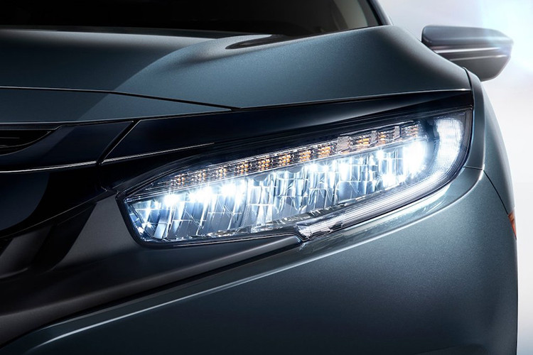 Đằng sau xe xuất hiện chi tiết mạ crôm ở cản sau, 2 bộ vành la-zăng mới đã được bổ sung cho Honda Civic 2019 cả ở cấu hình sedan lẫn coupe. Tại Indonesia, Honda Civic 2019 chỉ có duy nhất một phiên bản sử dụng mâm 17 inch thể thao và có thêm 1 thanh gân mạ chrome trên cản sau.