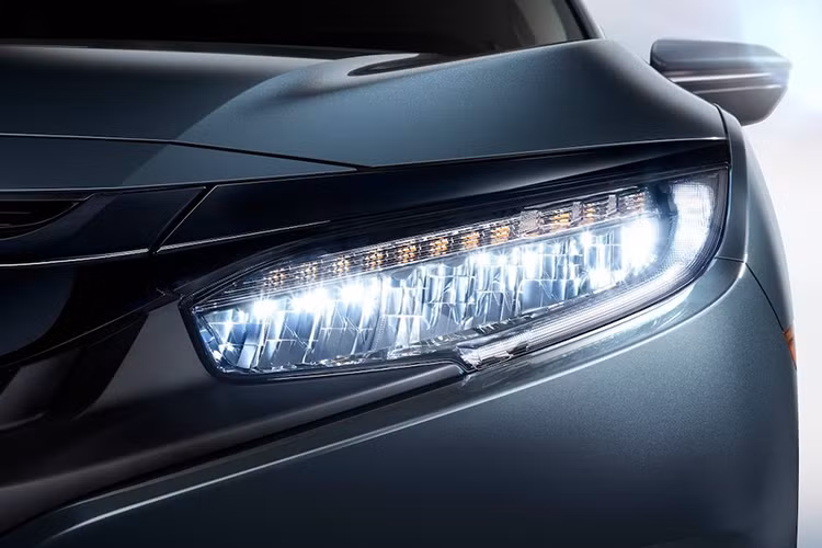 Đằng sau xe xuất hiện chi tiết mạ crôm ở cản sau, 2 bộ vành la-zăng mới đã được bổ sung cho Honda Civic 2019 cả ở cấu hình sedan lẫn coupe. Tại Indonesia, Honda Civic 2019 chỉ có duy nhất một phiên bản sử dụng mâm 17 inch thể thao và có thêm 1 thanh gân mạ chrome trên cản sau.