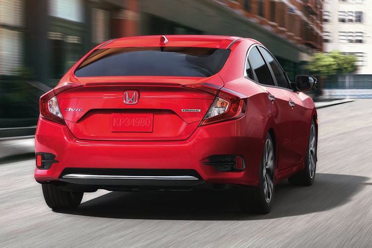 Honda Civic 2019 sở hữu phần đầu xe mới với vỏ đèn pha màu khói và chi tiết hình đôi cánh màu đen bóng trên lưới tản nhiệt thay vì mạ crôm như trước. Khu vực bên dưới lưới tản nhiệt cũng được thay đổi, không còn được chia làm 3 phần như cũ mà hợp lại thành 1 khối, cộng thêm những điểm nhấn mạ crôm mới ở cản trước và bộ chẻ khí trước mới.